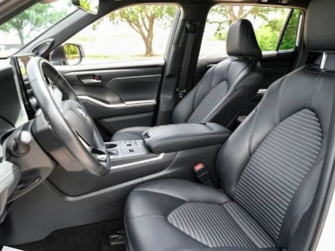 Used 2023 Toyota Highlander XSE FWD image 8