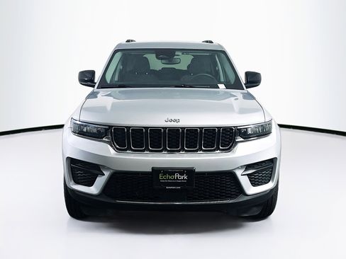 Used 2023 Jeep Grand Cherokee Laredo image 2