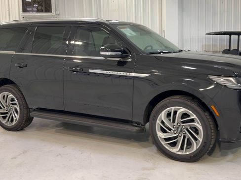New 2026 Lincoln Navigator Premiere AWD/4WD image 3