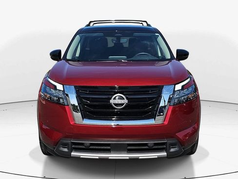 Used 2025 Nissan Pathfinder SL FWD image 12