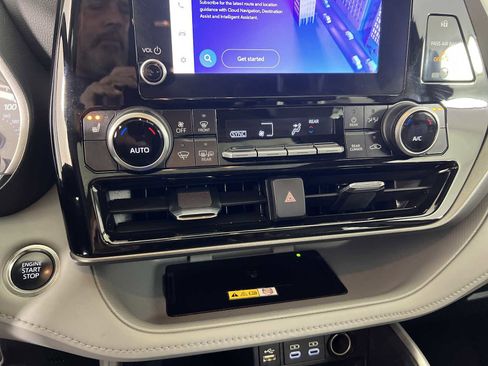 Used 2024 Toyota Highlander XLE image 7