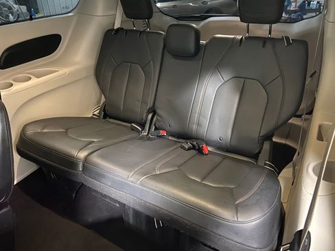 Used 2020 Chrysler Pacifica Touring-L image 11
