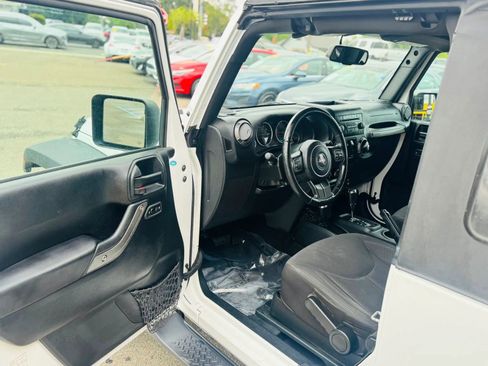 Used 2018 Jeep Wrangler Sport AWD/4WD image 9