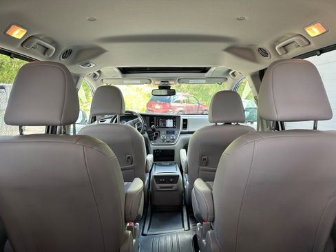 Used 2020 Toyota Sienna XLE w/ XLE Navigation Package AWD/4WD image 11