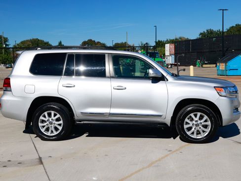 Used 2017 Toyota Land Cruiser image 18