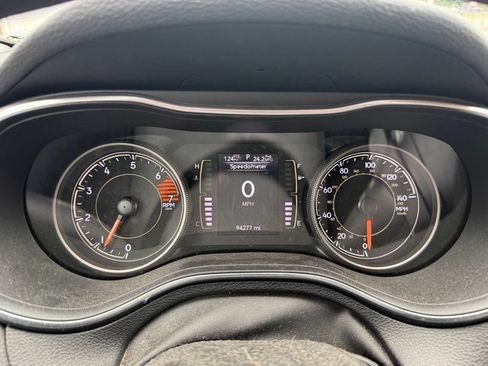 Used 2019 Jeep Cherokee Latitude Plus w/ Cold Weather Group AWD/4WD image 11