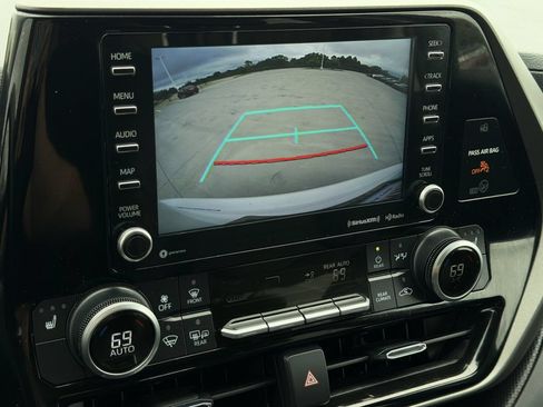Used 2021 Toyota Highlander XLE AWD/4WD image 18