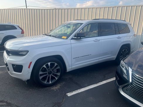 Used 2022 Jeep Grand Cherokee L Overland w/ Luxury Tech Group IV AWD/4WD image 7