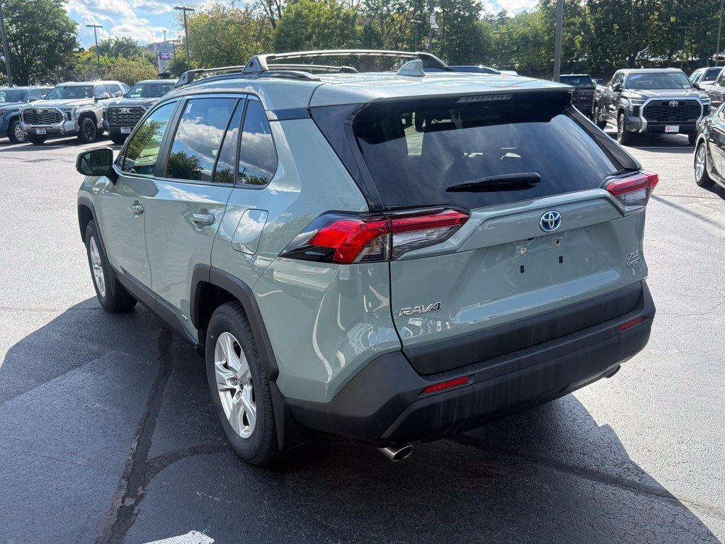 Used 2021 Toyota RAV4 XLE w/ Convenience Package AWD/4WD image 4