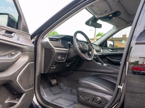 Used 2023 Jeep Grand Cherokee Limited w/ Black Appearance Package AWD/4WD image 14