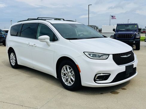Used 2022 Chrysler Pacifica Touring-L FWD image 2