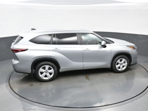 Used 2024 Toyota Highlander LE AWD/4WD image 41