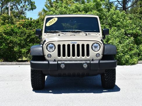Used 2018 Jeep Wrangler Unlimited Rubicon w/ Connectivity Group AWD/4WD image 9