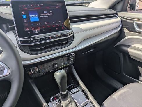 Used 2025 Jeep Compass Limited image 19