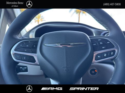 Used 2023 Chrysler Pacifica Touring-L FWD image 30