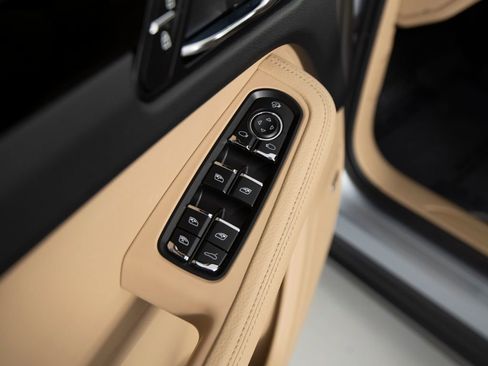 Certified 2025 Porsche Macan image 21