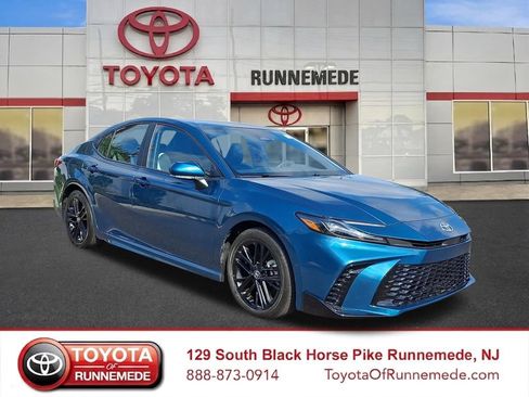 Used 2025 Toyota Camry SE FWD image 1