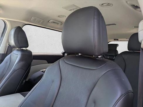 Used 2024 Kia Carnival LX FWD image 5