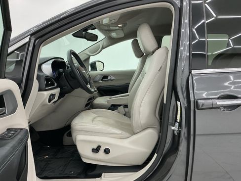 Used 2018 Chrysler Pacifica Touring-L FWD image 14