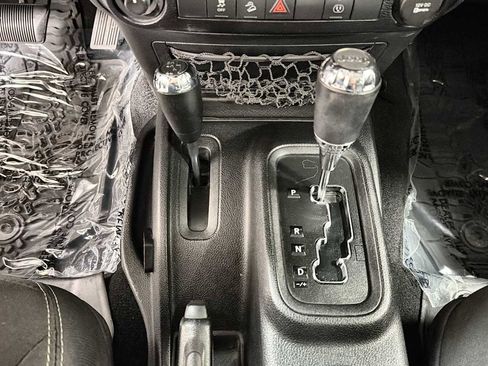 Used 2015 Jeep Wrangler Unlimited Sahara AWD/4WD image 20