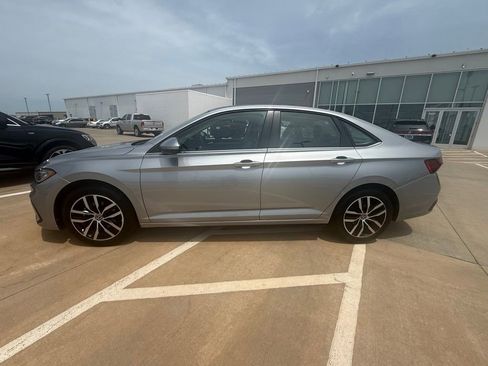 Used 2025 Volkswagen Jetta SE FWD image 1