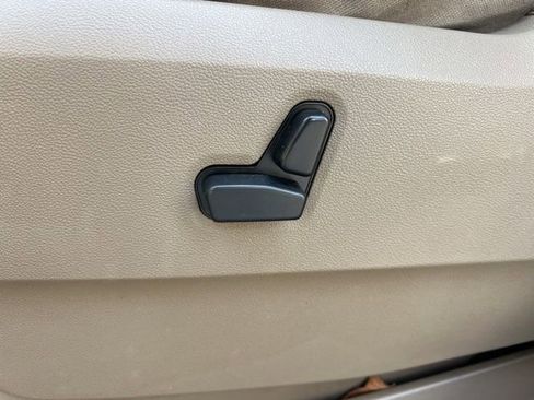 Used 2009 Chrysler Town & Country Touring image 22