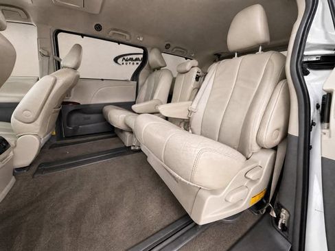 Used 2012 Toyota Sienna XLE w/ Entertainment Pkg FWD image 10