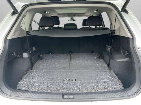 Used 2023 Volkswagen Tiguan SE w/ Panoramic Sunroof Package FWD image 10