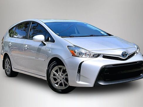 Used 2017 Toyota Prius V Four FWD image 2