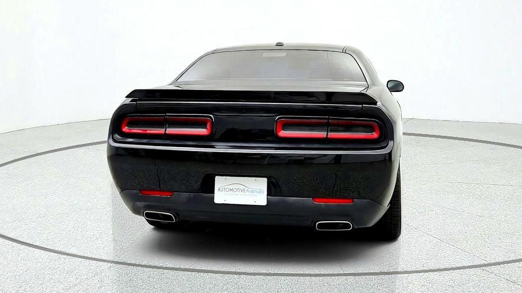Used 2015 Dodge Challenger SXT RWD image 5