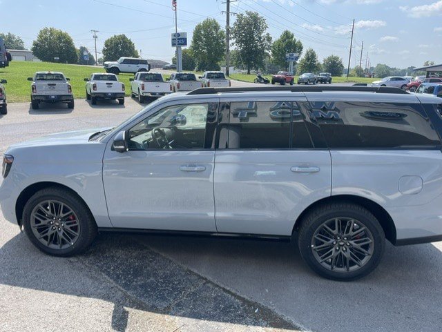 Used 2025 Ford Expedition Platinum w/ Stealth Performance Package AWD/4WD image 3