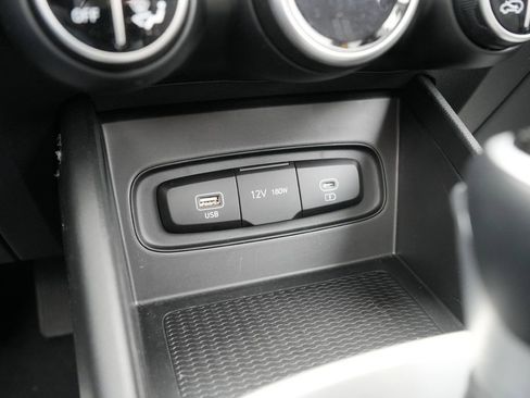 Used 2025 Hyundai Venue SEL image 32