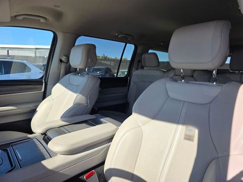 Used 2024 Jeep Wagoneer L Series II image 15