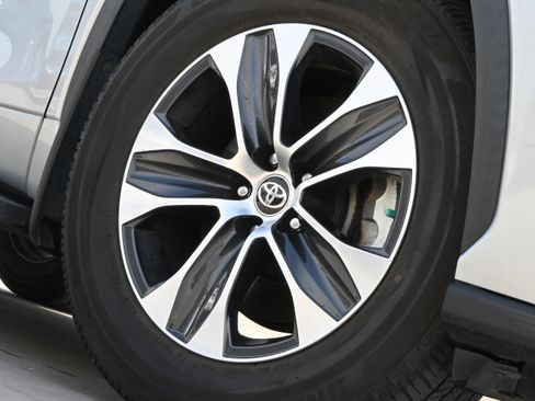 Used 2020 Toyota Highlander XLE image 9