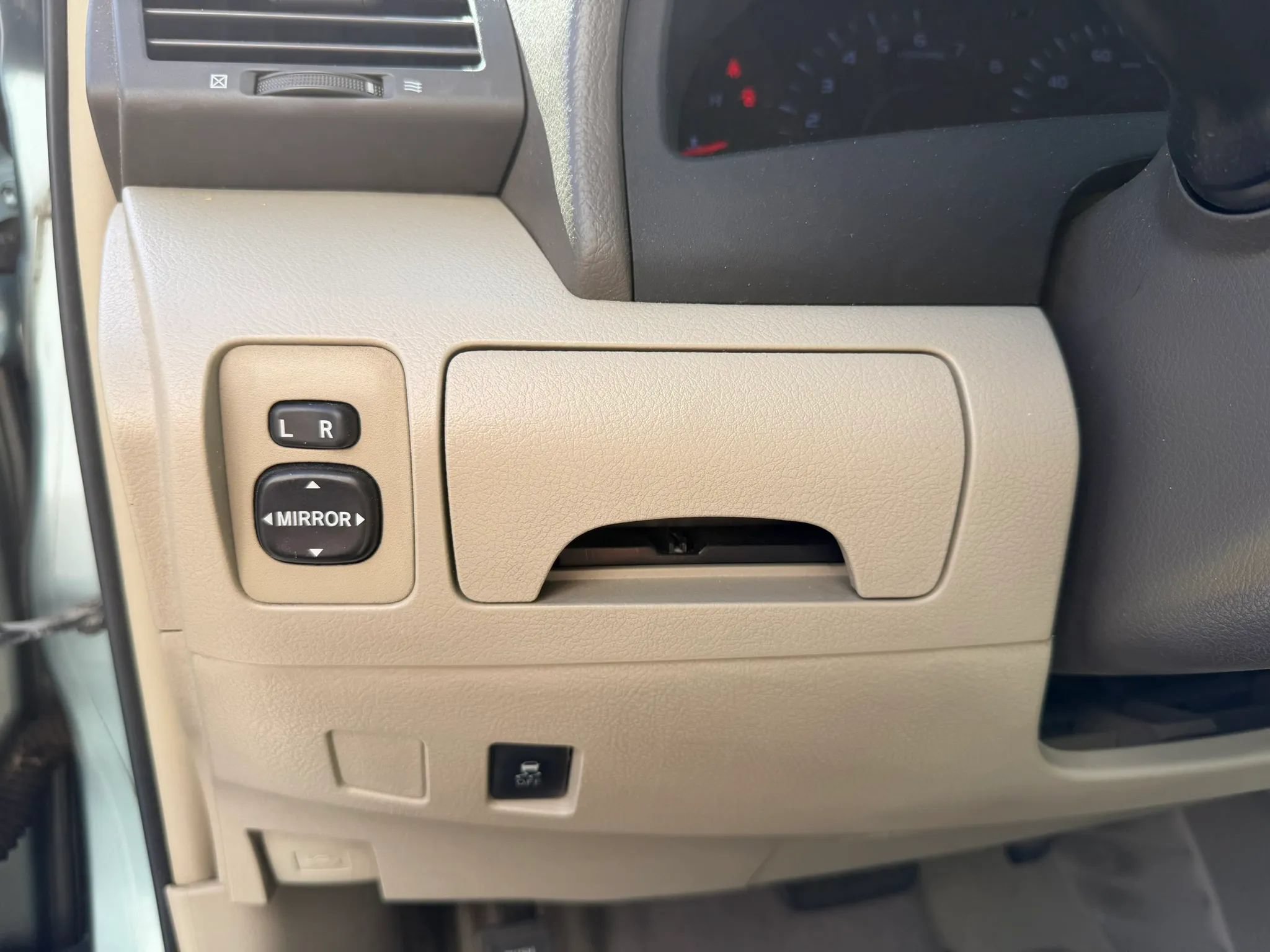 Used 2011 Toyota Camry LE FWD image 30