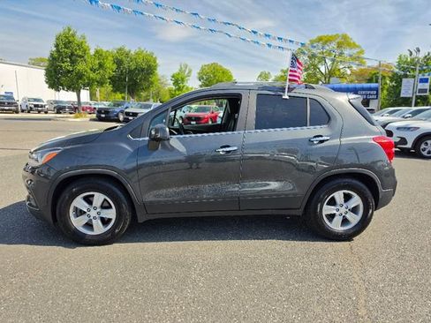 Used 2018 Chevrolet Trax LT w/ Sun & Sound Package FWD image 2