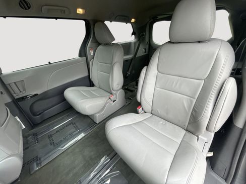 Used 2015 Toyota Sienna XLE Premium image 19