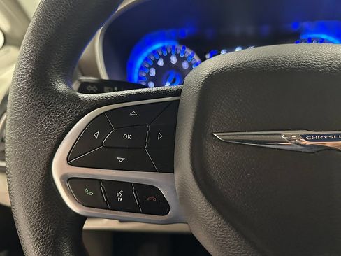 Used 2020 Chrysler Voyager Lxi FWD image 36