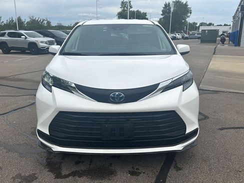Used 2025 Toyota Sienna LE FWD image 8