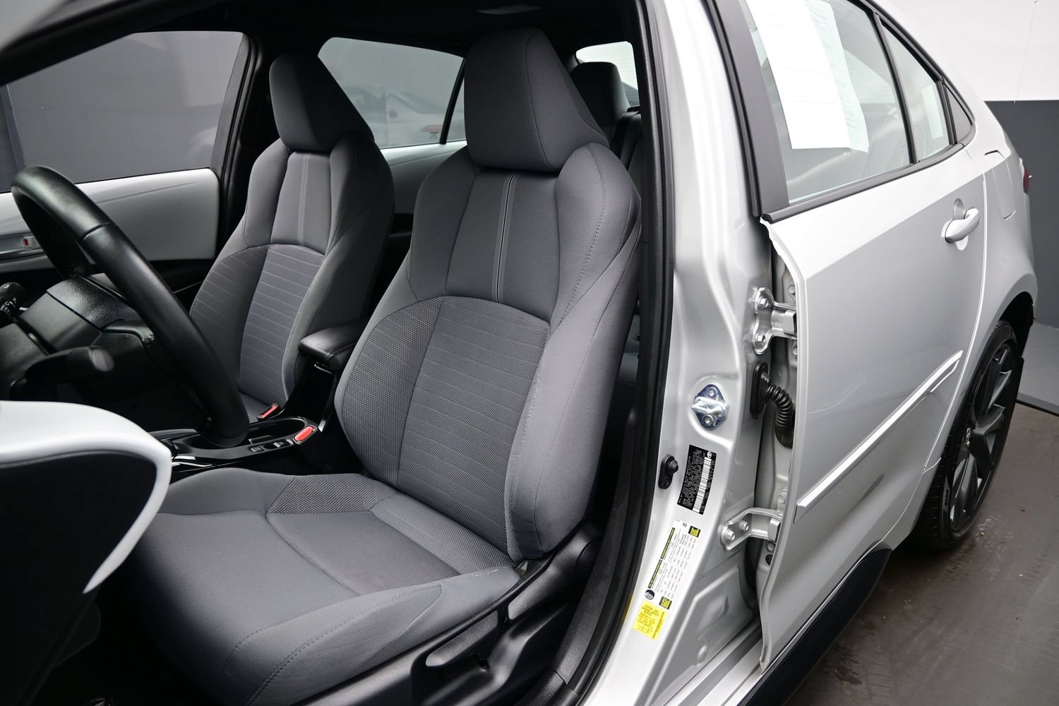 Used 2025 Toyota Corolla SE w/ SE Premium Package FWD image 11
