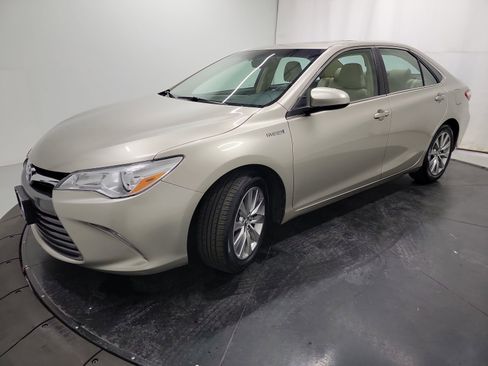 Used 2017 Toyota Camry LE image 3