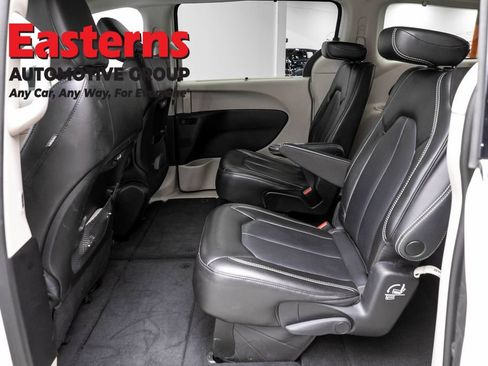 Used 2023 Chrysler Pacifica Touring-L FWD image 22