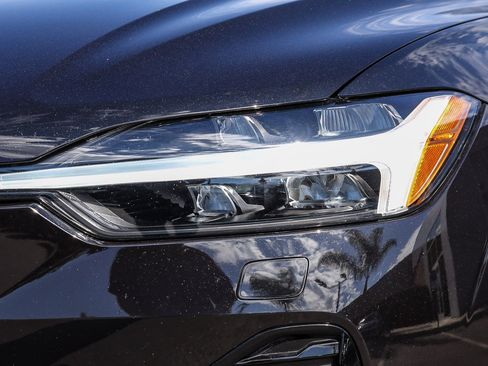 Used 2025 Volvo XC60 B5 Plus w/ Climate Package image 2