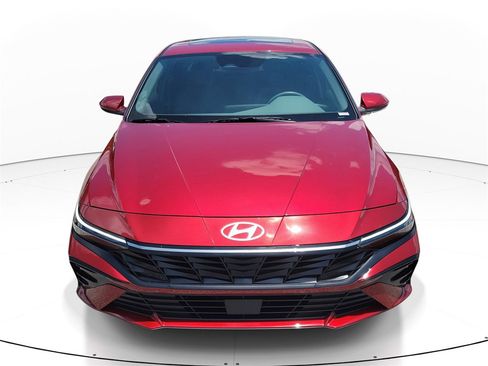 Used 2025 Hyundai Elantra SEL image 2