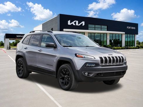 Used 2018 Jeep Cherokee Trailhawk w/ Quick Order Package 25L AWD/4WD image 3