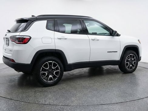 Used 2025 Jeep Compass Trailhawk w/ Trailer Tow Group AWD/4WD image 9