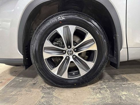 Used 2022 Toyota Highlander XLE AWD/4WD image 10