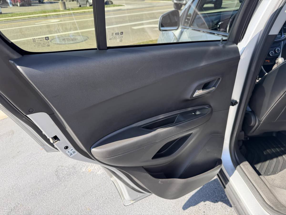 Used 2019 Chevrolet Trax LT w/ LT Convenience Package AWD/4WD image 14