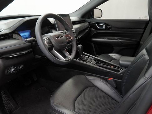 Used 2025 Jeep Compass Latitude w/ Altitude Special Edition image 19