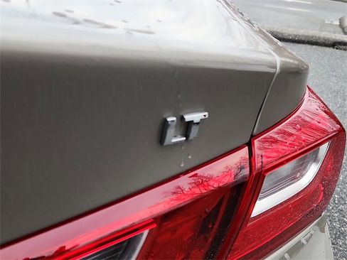 Used 2024 Chevrolet Malibu LT image 30